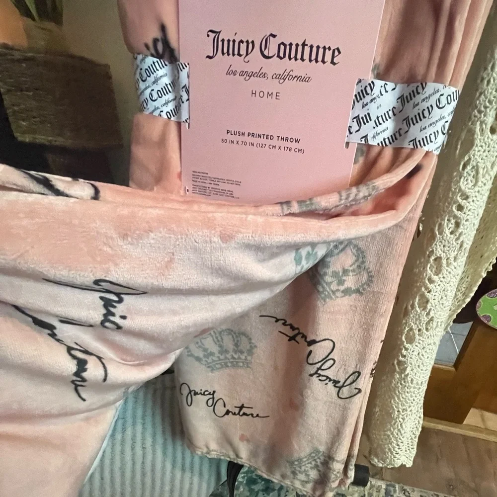 Juicy Couture Pink Blanket with Crown Design NWT - Picture 4 of 4